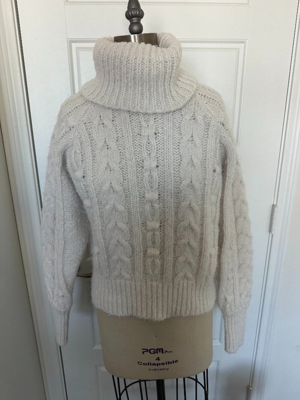 A NEW DAY OVERSIZED WHITE KNIT TURTLENECK SIZE XS